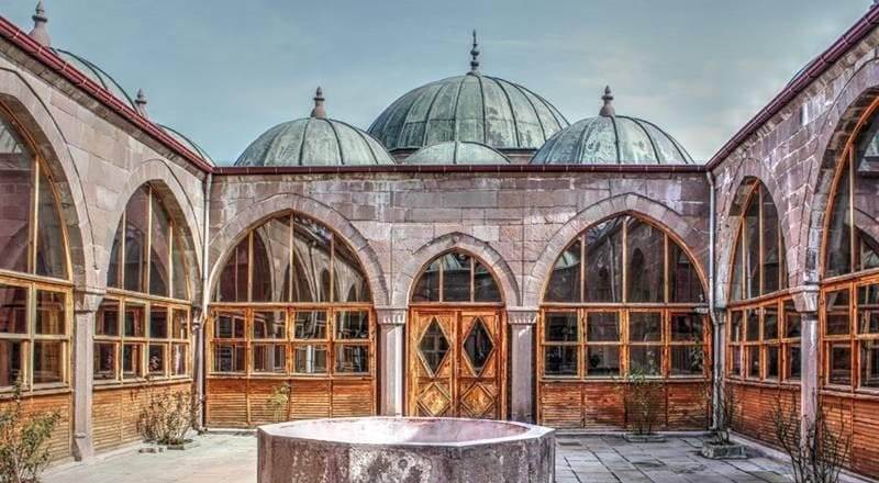 Kütüphane artık pazartesi günleri de açık..