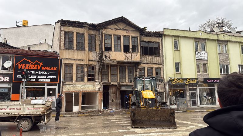 Risk taşıyan Tarihi Binanın Yıkımına Başlandı.