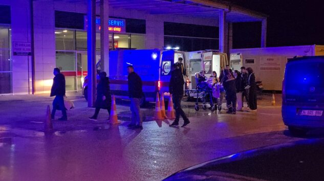 Otomobil ormanlık alana yuvarlandı: 7 yaralı