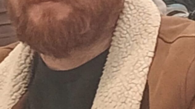 Otomobilin çarptığı motosiklet sürücüsü ağır yaralandı.