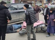 Motosiklet sürücüsü köpeğe çarptı