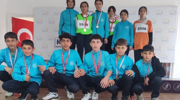 Vezirköprü İmam Hatip Ortaokulu Kros Takımlarından Çifte Bölge Şampiyonluğu