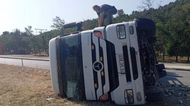 Amasya’da elektronik eşya yüklü tır devrildi