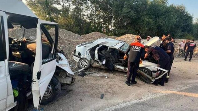 Vezirköprülü inşaat işçilerini taşıyan araç minibüsle çarpıştı: 1 ölü, 5 yaralı
