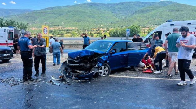İki Otomobil Çarpıştı: 1’i Çocuk 5 Yaralı