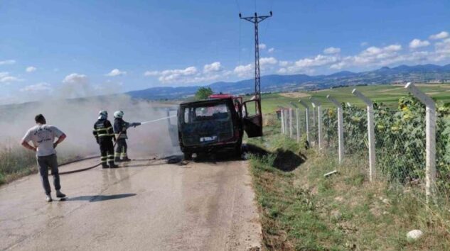 Servis aracı yandı, geriye demir yığını kaldı