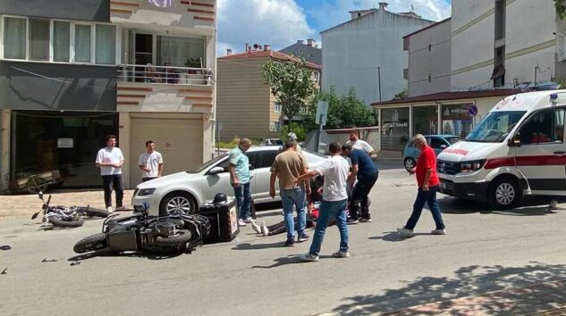 Kavşakta motosiklet ile elektrikli bisiklet çarpıştı: 2 yaralı
