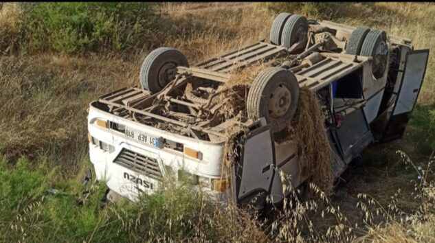 Tarım işçilerini taşıyan midibüs devrildi: 16 yaralı