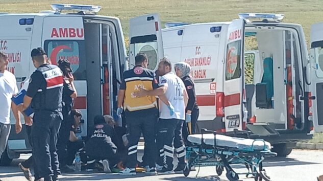 Vezirköprü-Boyabat yolunda Motosikletler Çarpıştı: 3 Yaralı