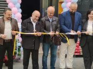 Uzm. Dr. Büşra Yılmaz’ın Muayenehanesi Açıldı​	​Vezirköprü’de Çocuk Sağlığı ve Hastalıkları Uzmanı Uzm. Dr. Büşra Yılmaz’a ait yeni muayenehane düzenlenen törenle hizmete açıldı. ​	Geçtiğimiz cumartesi günü gerçek-leştirilen açılış törenine; Vezirköprü Belediye Başkan Yardımcısı Mehmet Gülburun, Devlet Hastanesi Başhekimi Uzm. Dr. Mevlüt Güven ve çok sayıda davetli katıldı.  ​	Fazıl Ahmet Paşa Mahallesinde hizmete giren muayenehanenin açılışında konuşan Uzm. Dr. Büşra Yılmaz, minik hastalarına en iyi sağlık hizmetini sunmayı hedeflediklerini belirterek kendisini bu mutlu gününde yalnız bırakmayan tüm konuklara teşekkür etti.