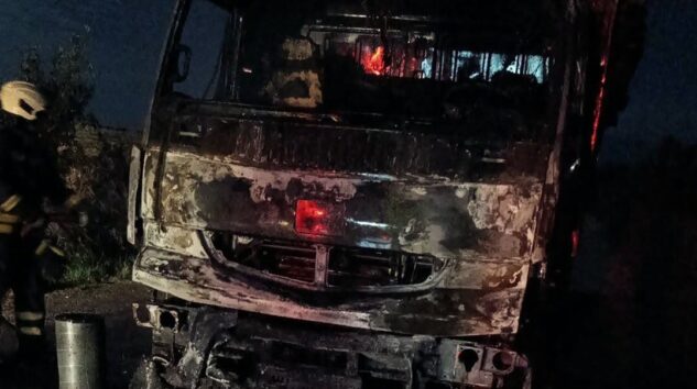 Vezirköprü’de odun yüklü kamyonda yangın çıktı
